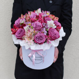 Spalvotų alstromerijų ir rožinių rožių dėžutė gėlės moterims