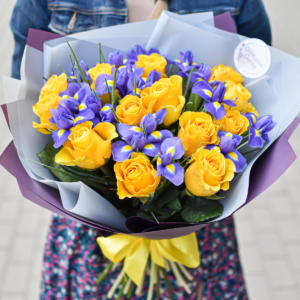 Geltonų rožių ir mėlynų irisų puokštė gimtadienio progai