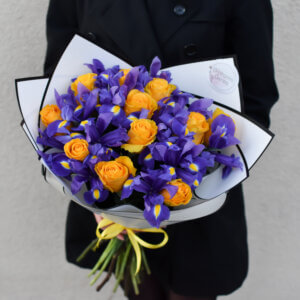 Geltonos rožės oie violetiniai irisai puokštėje gimtadienio gėlės