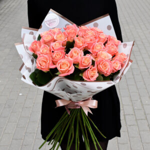 Koralinės rožės puokštėje gimtadienio gėlės moterims