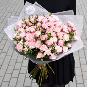 Rožinės spalvos smulkių rožių puokštė gėlės moterims