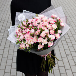 Rožinės smulkios rožės puokštėje gimtadienio gėlės