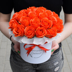Kvepiančios oranžinės muilo gėlės rožės dėžutėje