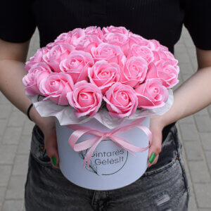 Kvepiančios rožinės muilo gėlės rožės dėžutėje