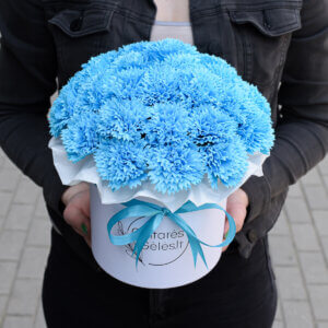 Kvepiančios muilo gėlės dėžutėje mėlyni gvazdikai