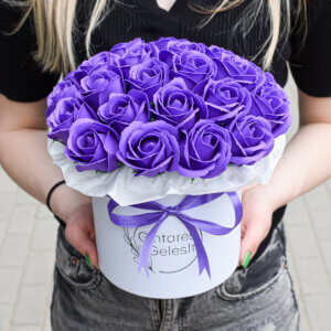 Kvepiančios violetinės muilo gėlės rožės dėžutėje