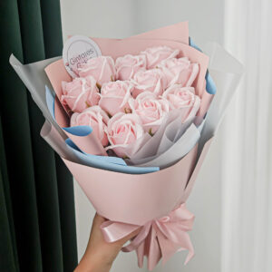 Šviesiai rožinių muilo rožių puokštė merginai