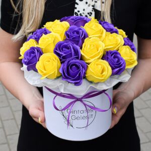 Kvepiančios violetinės ir geltonos muilo gėlės rožės dėžutėje dovana moteriai