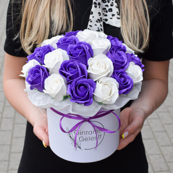 Kvepiančios violetinės ir baltos muilo gėlės rožės dėžutėje dovana draugei