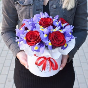 Raudonų rožių ir irisų dėžutė gėlės mamai