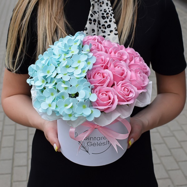 Muilo gėlių dėžutė „Hortenzijos ir rožinės rožės“ dovana draugei