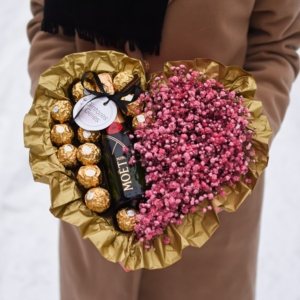 Širdelės formos dėžutė su gubojomis, saldainiais ir šampanu