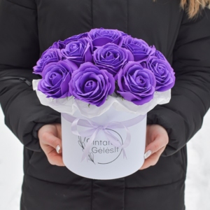 Gėlių dėžutė didelė violetinės muilo rožės