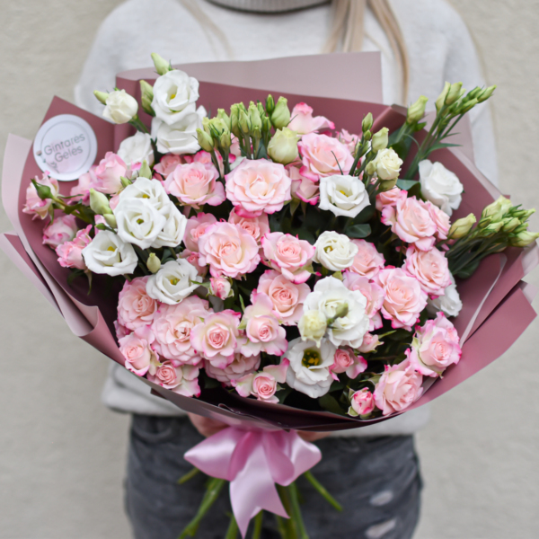 Baltų eustomų ir rožinių rožyčių puokštė merginai gimtadienio proga
