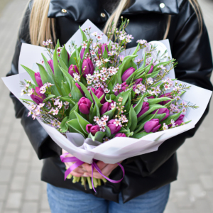 Išskirtinė violetinių tulpių puokštė gėlės moters dienai