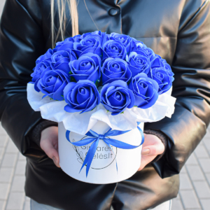 Mėlynos spalvos muilo rožės merginai