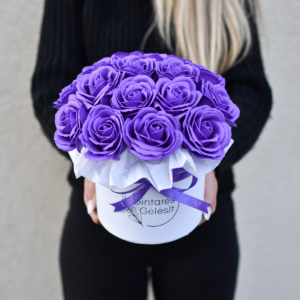 Didelių violetinių muilo rožių dėžutė gėlės gimtadienio proga