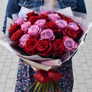 Rožinių ir raudonų rožių puokštė moterims