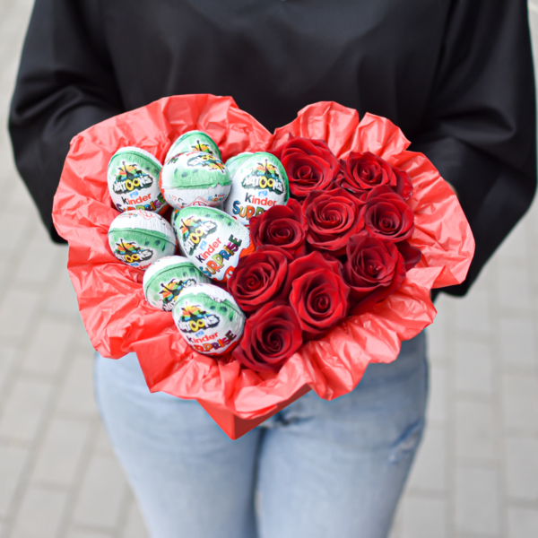 Raudonos rožės dėžutėje su Kinder šokoladiniais kiaušiniais dovana merginai