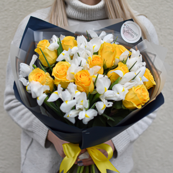 Geltonų rožių ir baltų irisų puokštė gimtadienio progai