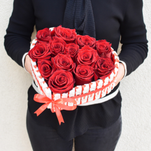 Raudonų rožių dėžutė su šokoladiniais „Kinder“ batonėliais