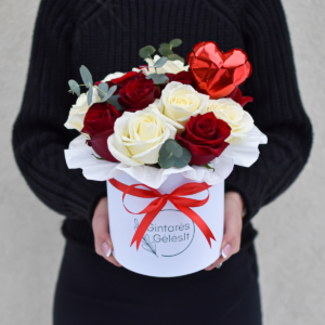 Raudonos ir baltos rožės dėžutėje su balionu Širdelė
