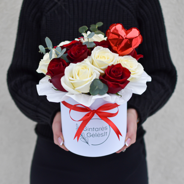 Raudonos ir baltos rožės dėžutėje su balionu Širdelė