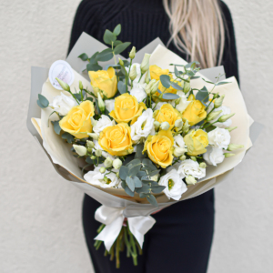 Eustomos ir geltonos rožės puokštėje gėlės gimtadienio dienai