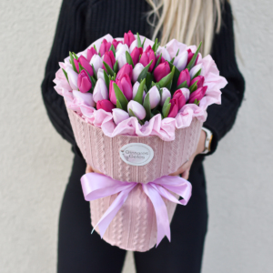 Alyvinės ir ryškiai rožinės spalvos tulpės puokštėje pavasario gėlės