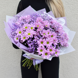 Rožinės chrizantemos ir violetinės gubojos puokštėje gimtadienio gėlės