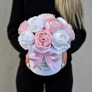 Baltų ir rožinių muilo bijūnų dėžutė gėlės merginai