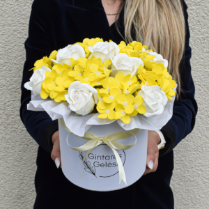 Geltonų hortenzijų ir baltų mažų rožių dėžutė muilo gėlių