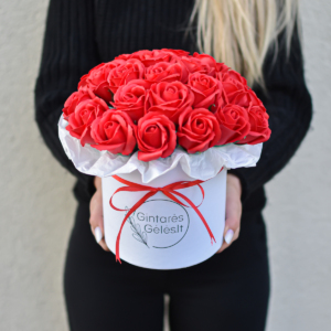 Muilo raudonos rožės dėžutėje gėlės gimtadienio proga
