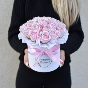 Rožinės muilo rožės su juodais apvadais dėžutėje gėlės moterims