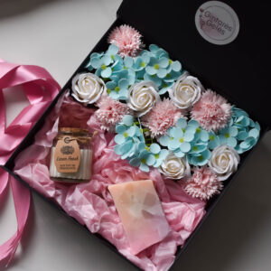 Miegančių rožių rinkinys su muilu iš sojų žvake