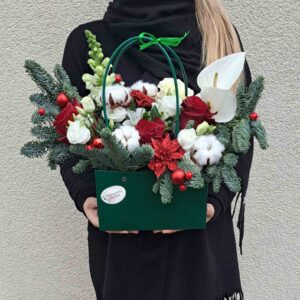 Kalėdinė kompozicija žaliame krepšelyje