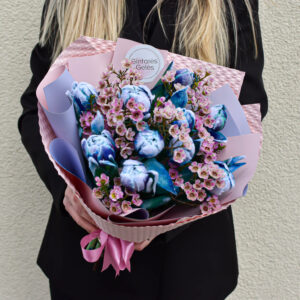 Mėlynos tulpės ir vaškagėlės puokštėje