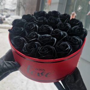 Чёрные мыльные розы в круглой красной коробке с надписью With love
