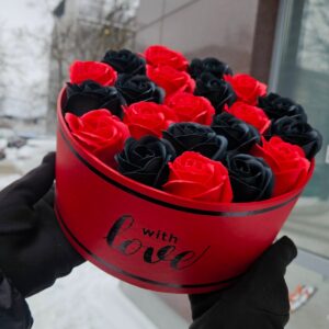 Красные и чёрные мыльные розы в круглой красной коробке с надписью With love