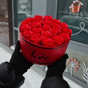 Красные мыльные розы в круглой красной коробке с надписью With love